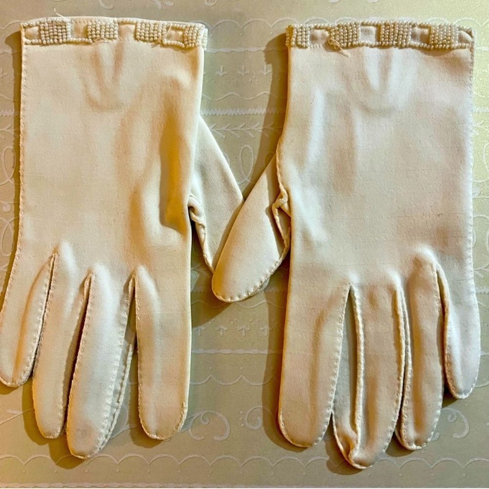 Elegant Vintage Cream Gloves with Beaded Trim